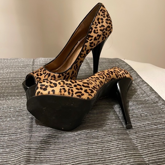 Cheetah print , size 7 , brand new , 5in heels , express , kinda furry, platform - Picture 3 of 4
